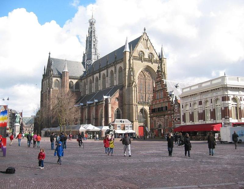 772px-HaarlemGroteMarkt1.JPG.jpg