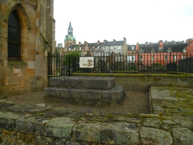 Site_of_the_shrine_of_St._Margaret,_Dunfermline_Abbey_Fife.jpg